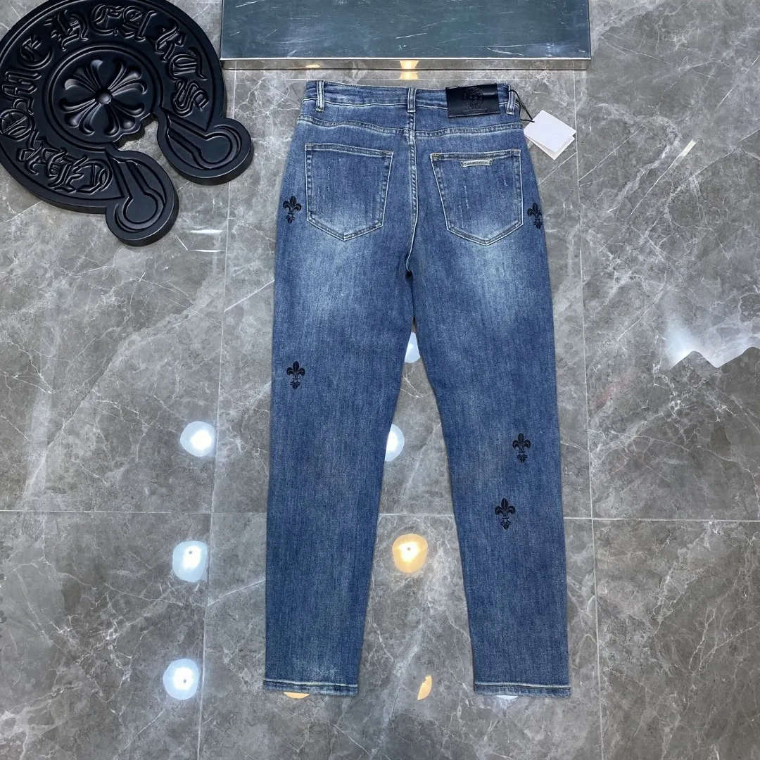 P276 Chrome Hearts🌸Jeans are here🌸 Willow cross ripped jeans. Exclusive custom weaving and dyeing. 100% pure cotton high weight denim fabric. High quality washing! After the pants are finished, do heavy enzyme stone washing and rinsing!  ✨Heavy leather embroidery➕Hand-made ruffles➕Denim whiskers✨Original hardware mold opening! Carrying various craft elements, this season’s most heavily crafted denim trousers!  Suitable for all kinds of outfits and can be worn in all seasons. Recommended color: dyed denim blue. Code numbers: S, M, L, XL